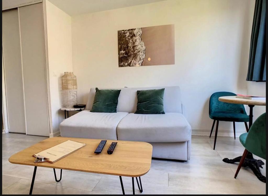 Studio Contemporain Avec Piscine Proche De La Mer Кан Екстериор снимка